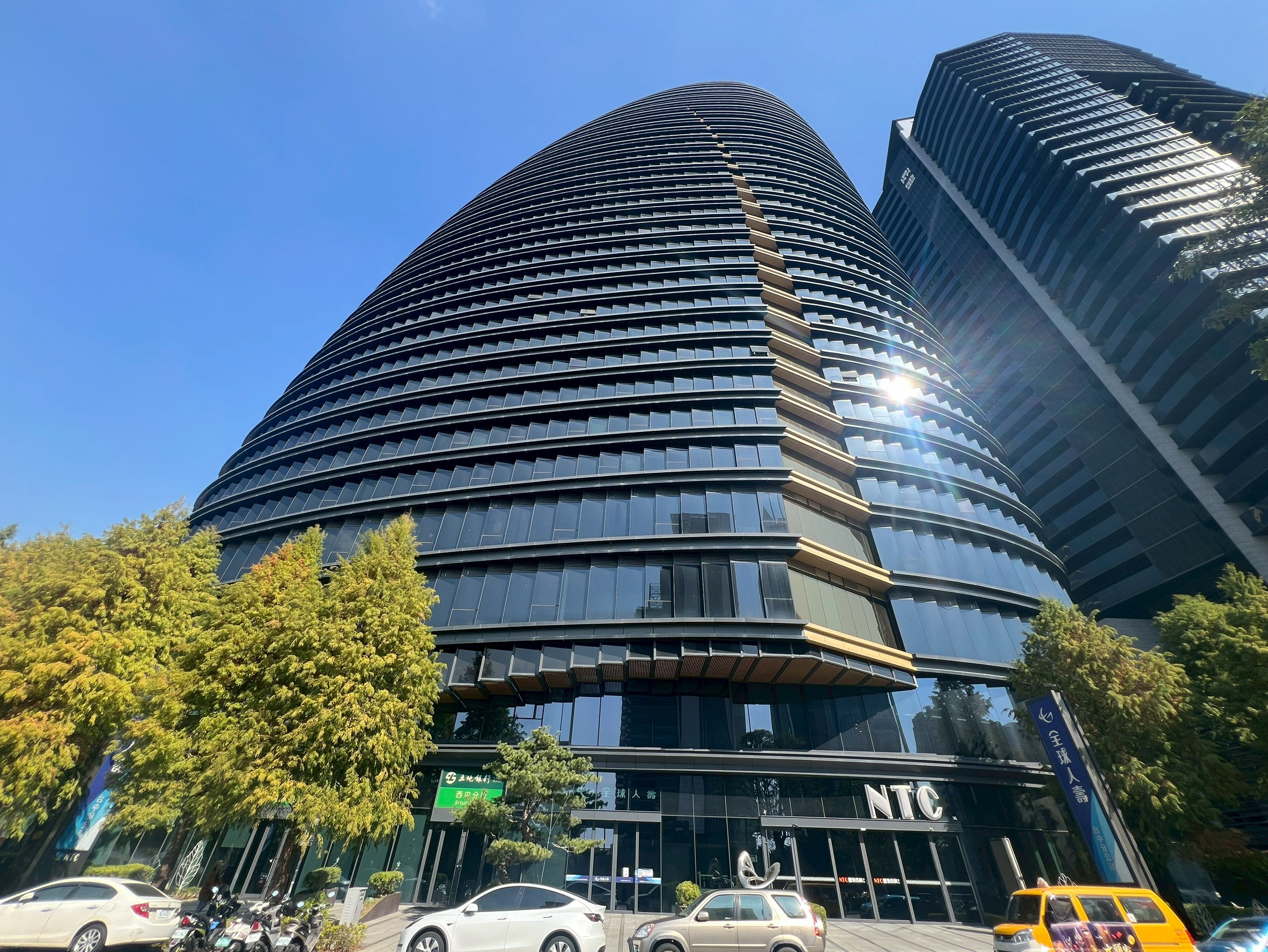 售｜7期地標商辦 NTC國家商貿中心｜高樓角間雙採光・大陽台+雙車位